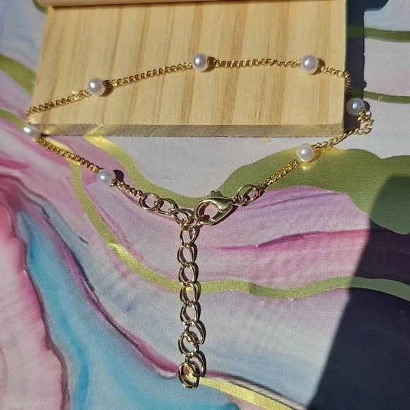 Elegant Gold and White Pearl Bracelet - Picture 2 of 2
